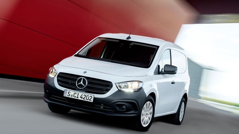 Mercedes erneuert den Citan, der sich optisch - besser als der Vorgänger - neben Sprinter und Vito als Mercedes-Familienmitglied einordnet. (Mercedes-Benz)
