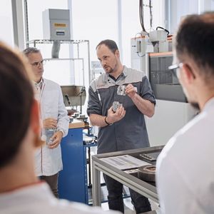 Le site de Glovelier a diversifié ces activités mais l'étampage est son savoir-faire historique. Du dessin technique au traitement thermique, en passant par la fabrication des matrices, tout est fait dans l'atelier.(Source :  Guillaume Perret / Cartier)