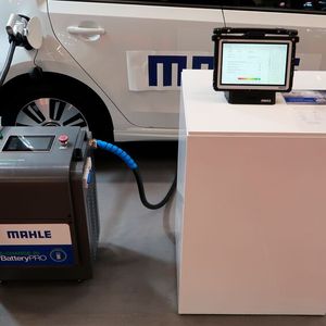 Bei Mahle hat man sich eine spezielle Art des SOH-Tests von Hochvoltakkus ausgedacht: Über die OBD-Verbindung werden die Akkudaten ausgelesen, während ein transportables 20-kW-Ladegerät (im Bild links) den Akku mit unterschiedlich großen Ladeströmen belastet. Zeiterfordernis: 15 Minuten. Kosten für das Gesamtsystem aus Diagnose- und Ladegerät: etwa 20.000 Euro. Lieferbar ab Jahresende.(Bild:  Diehl – VCG)