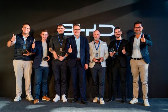 BYD-Deutschlandchef Lars Bialkowski (Mitte) freut sich über seine Top-Performer (von links): Timo Neubeck (Neubeck Automobile), Lars Muckelbauer (Muckelbauer Mobility), Sven Murawski (ASL Lichtblau), Lars Bialkowski (BYD), Peter Heinrich und Ozan Kücüktas von Sternauto sowie Patrick Schulz (BYD).(Bild:  BYD Deutschland)