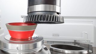 Power-Skiving-Maschinen von Gleason können harte und weiche Außen- und Innenverzahnungen bis zu einem Durchmesser von 600 mm wirtschaftlich anfertigen. Jetzt beherrschen die System auch das Werkzeugschärfen, sagt Gleason. (Gleason / Hasselblad H6D)