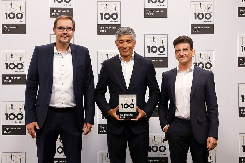 Das Unternehmen AMT Schmid aus Sauldorf produziert Antriebe für batteriebetriebene Anwendungen wie etwa Elektrorollstühle, Elektromobile oder auch Treppenlifte. Der Weg zu diesen Produkten war lang und nicht immer einfach, AMT Schmid musste sich dafür mehrfach neu erfinden. Laut Top 100 gelang dies durch eine Innovationskultur im Unternehmen, die von der Geschäftsführung aktiv gefördert wird. Von links: Marco Kiene (Leitung Vertrieb und Entwicklung), Journalist und Mentor Ranga Yogeshwar, Enzo Viola (CEO). (Bild: KD Busch/compamedia)