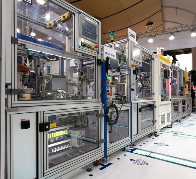 Die herstellerunabhängige Technologieinitiative Smartfactory am Deutschen Forschungszentrum für Künstliche Intelligenz (DFKI) entwickelt Lösungen und Techniken für die Fabrik der Zukunft. Die Demonstrationsanlage zeigt eine modular aufgebaute Produktionslinie. Sie zeigt exemplarisch die flexible und dabei effiziente Herstellung individueller Produktvarianten. (Bild: Smartfactory KL)