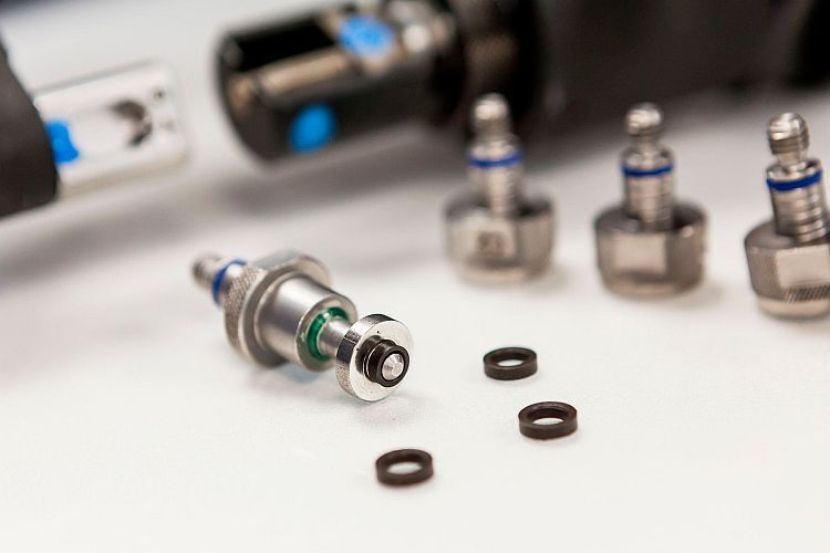 Blick für die Feinheiten: Bei Wieländer & Schill gab es spezielle Hartmetall-Schneidwerkzeuge zu sehen, mit denen sich Nietlöcher in höchstfeste Bleche stanzen lassen. (Stefan Bausewein)