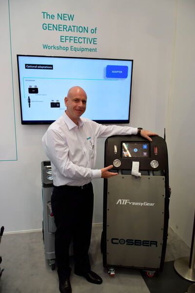 Cosber weitet seine Angebotspalette kräftig aus. Hier zeigt Produktmanager Alexander Jazeschen eine Automatikgetriebespülstation mit Benutzerführung und Onlineanbindung. (Holz / »kfz-betrieb«)