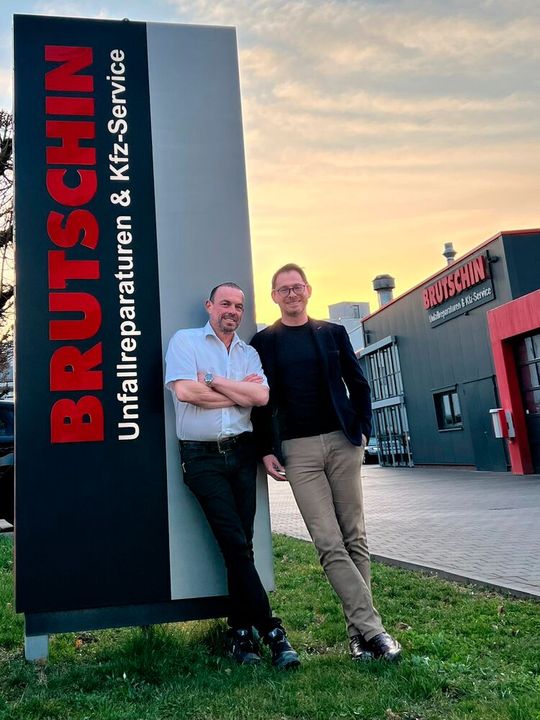 Thomas Brutschin, Geschäftsführer von Brutschin Unfallreparaturen und Tobias Brefeld, CEO der Aribos Group GmbH freuen sich über die beschlossene Partnerschaft. (Bild:  Aribos)