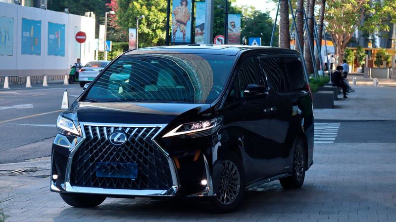 Wie alle Lexus-Modelle fällt der LM durch seinen mächtigen Grill auf. (Bild: sp-x / Benjamin Bessinger)