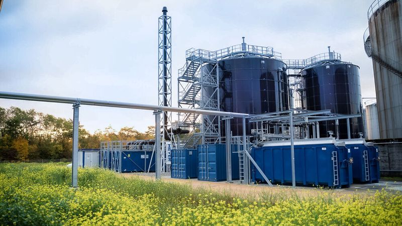 In dieser Anlage zur biologischen Abwassereinigung wird in den zwei in Reihe geschalteten Schwebebettreaktoren der TOC mit Hilfe von Mikroorganismen abgebaut, die auf einem speziellen Trägermaterial im Reaktor wachsen. (DAS)