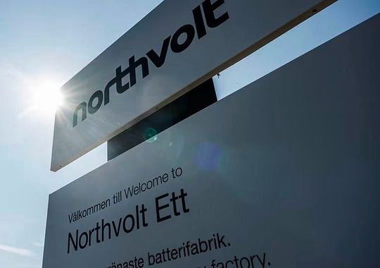 Gut fotografiert! Tja, die Sonne versinkt hinter dem Northvolt-Konzern in Schweden. Denn der Batteriehersteller will nach eigener Aussage rund 1.600 Mitarbeiter in verschiedenen Standorten auf die Straße setzen, wie die dpa meldet.(Bild:  Northvolt)