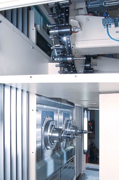 Im vertikalen Werkzeug-Magazin des doppelspindligen Bearbeitungszentrums der Firma Schmid sorgt ein Vierpunktlager von Rodriguez für die Drehung. (Schmid GmbH)