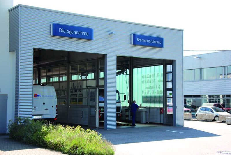 Direkt gegenüber der Betriebseinfahrt liegt die Direktannahme in einer eigenen Durchfahrtshalle. (Archiv: Vogel Business Media)