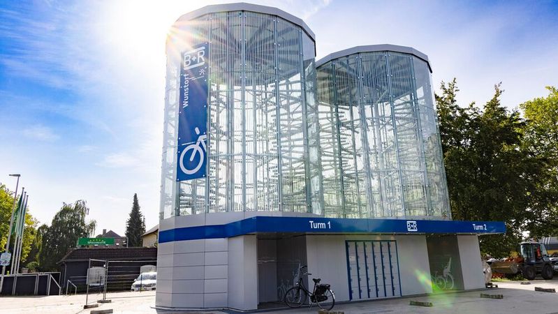 Die Bikesafe-Zwillingstürme stehen am Bahnhof Hannover-Wunstorf.(Bild:  Iris Terzka, Region Hannover)