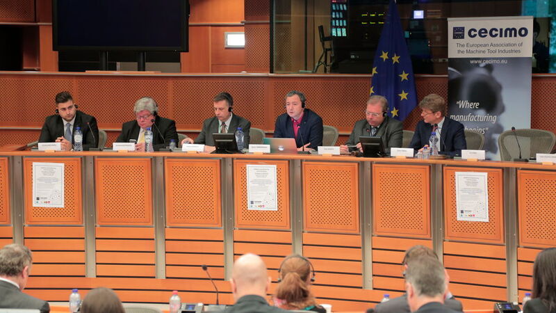 From legt to right: Andrey Novakov, MEP (EPP); Reinhard Bütikofer, MEP (Greens/EFA); Ronan Burgess, Head of Photonics unit, DG Connect; Dario Tamburrano, MEP (EFDD); Filip Geerts, Cecimo Director General; Peter Dröll, Director for Key Enabling Technologies DG Research and Innovation. (Cecimo)