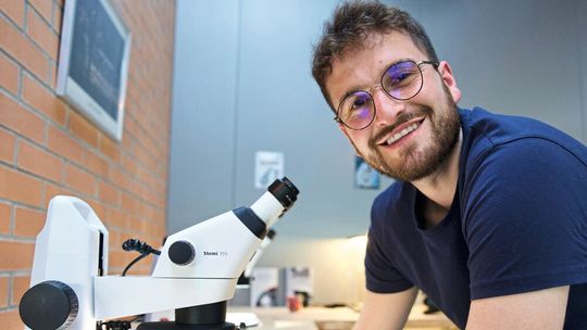 Florian Butterlin teste le nouveau zeiss stemi 355 chez Rubis Control. (Source :  Roland J Keller)
