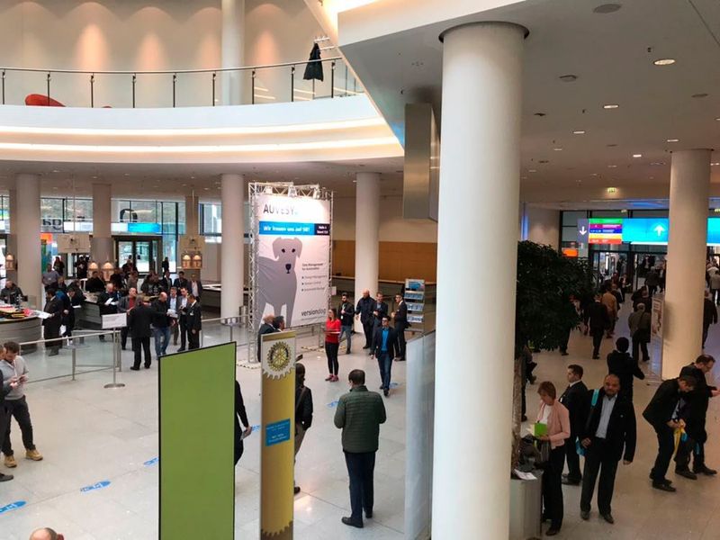 Mit 22.484 Besuchern schon am ersten Messetag und somit einem Plus von 15,7 Prozent im Vergleich zum Vorjahr, startete die SPS IPC Drives 2017 erfolgversprechend.  (S.Kunze/elektrotechnik)