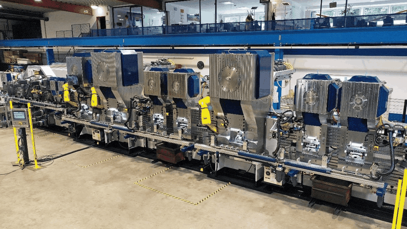 Gesamtansicht der Umformanlage mit einer Länge von 25 Metern.(Bild:   Schmale Maschinenbau)