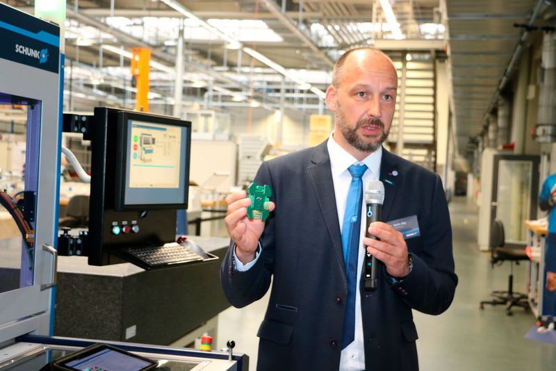 Im Praxisteil der Veranstaltung wurde MRK für die Teilnehmer erlebbar. Schunk zeigte Cobot-Applikationen live in Aktion. (Sonnenberg)