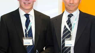 Zulieferpreis: Max Sterk, RAFI-Geschäftsbereichsleiter Systeme (re) und Peter Kiechle, Key Account Manager von RAFI, nahmen den „Star of Motion Control“ von Siemens entgegen (Bild: RAFI)