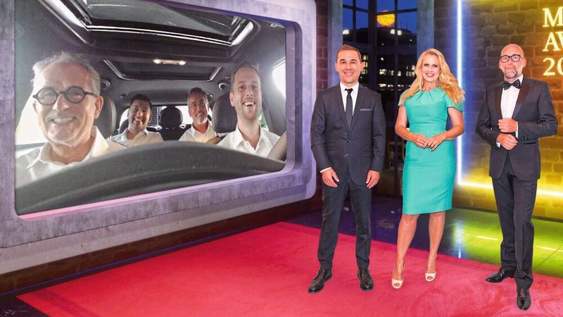 Sieger in der Kategorie „Best in Performance, Größenklasse L“ ist die B&K-Gruppe. Von links: Sven Straub, Leiter Finanzen, Barbara Schöneberger und Rüdiger Paff, Mini-Vertriebsleiter, gratulieren.