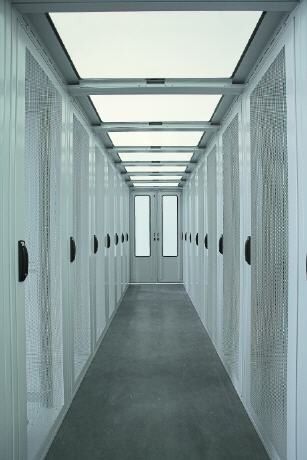Schutzhülle für den Server-Park: Das Problem der Doppelbodenkühlung ohne Einhausung liegt im Temperaturunterschied zwischen den unteren und oberen Höheneinheiten der Racks. Eine Einhausung reduziert den Kühlaufwand und den Luftdruck im Doppelboden. (Bild: serverschrank.biz)