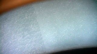 Die Kombination aus PFAS-freier Beschichtung und laserbasierter Mikrostrukturierung (rechts) ermöglicht den Einsatz von wasserbasierten Schmiermitteln. (Bild: Fraunhofer ILT)