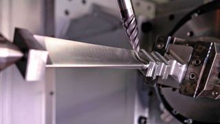 Mit der verbesserten Kühlleistung wird auch die Effizienz des Drehfräszentrums HSTM gesteigert. Die Maschine eignet sich vor allem für die Bearbeitung von Turbinen- und Kompressorschaufeln, Blisks und Radialverdichtern.  (Bild: Hamuel)