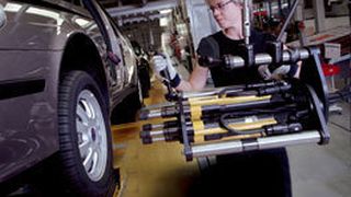 IBG zeigt ein robotergeführtes Rad-Montagesystem für die Fließfertigung. Der Mehrfachschrauber wird von Atlas Copco Tools gestellt. (Archiv: Vogel Business Media)