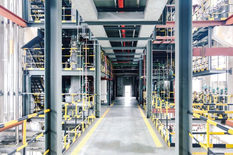 In the detail: The integration of the continuously running Miprowa production reactor into the existing building infrastructure at Shaoxing Eastlake in China near Shanghai. (Ehrfeld Mikrotechnik; [M]Beeger)