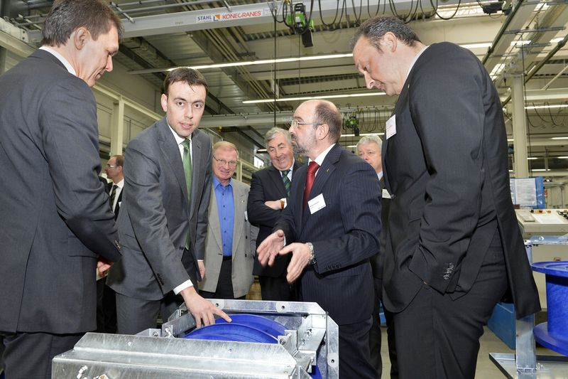 Im Anschluss an den Spatenstich besuchte Baden-Württembergs Wirtschaftsminister Schmid das bestehende Ziehl-Abegg-Werk im Gewerbepark Hohenlohe. (Bild: Ziehl-Abegg)