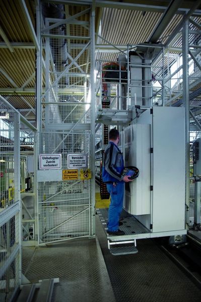 Bild 3: Bediener mit Sinumerik-Handheld-Terminal HT6: Das intelligente Entkoppelungsmodul automatisiert den Teiletransport und macht alle Teile jederzeit sicher erreichbar. Bilder: Siemens A&D (Archiv: Vogel Business Media)
