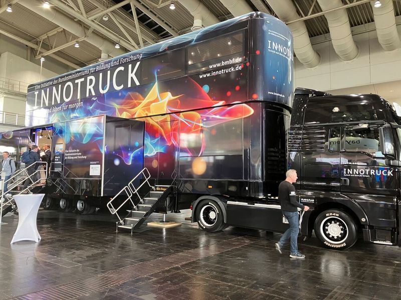 Der Innotruck des Bundesministeriums für Bildung und Forschung präsentierte die neuesten Forschungsentwicklungen in Deutschland. (Bild: Juliana Pfeiffer/VCG)