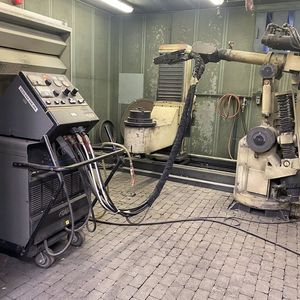 Das ist der bereits im Text erwähnte Roboter des Modells Metco AR 1000 für das thermische Strahlen, den man in der Surplex-Auktion noch bis 6. September günstig erwerben kann.(Bild:  Surplex)