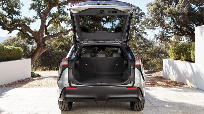 Der Laderaum fasst je nach Ausstattung bis zu gut 450 Liter.  (Toyota )