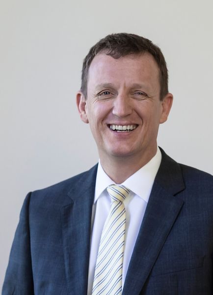 Dr. Robert Neuhauser, CEO der Business Unit Motion Control Systems der Siemens-Division Drive Technologies: „Werkzeugmaschinen haben in Zukunft einen 'digitalen Zwilling', der parallel zur realen Maschine existiert“. (Bild: Siemens)