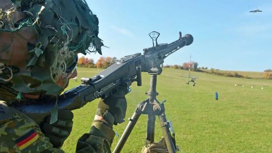Damit die Drohnenabwehr keine Angelegenheit von begabten Schützen bleibt, will Bundesverteidigungsminister Boris Pistorius in moderne Systeme schnellstmöglich investieren lassen ...(Bild:  Bundeswehr)