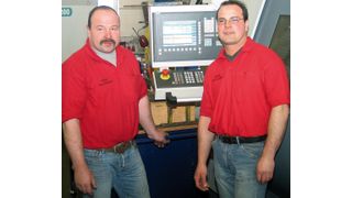 Lobend äußern sich unisono Ralf (links) und Karsten Weber, geschäftsführende Gesellschafter der Weber Maschinenbau GmbH in Burladingen, über den kundenorientierten Service der WMS GmbH in Willich. WMS vertritt den zur belgischen Haco-Gruppe gehörenden polnischen Werkzeugmaschinenhersteller FAT. (Archiv: Vogel Business Media)