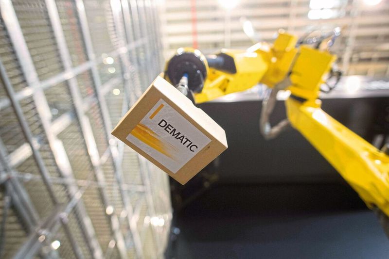 Ein weiteres Ziel von Dematic ist es, sämtliche Funktionen im lagerlogistischen Betrieb zu automatisieren, bei denen Roboter arbeiten. (Dematic)