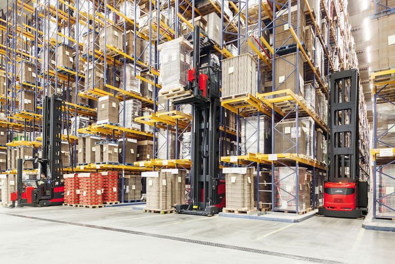 Die neuen K-Geräte von Linde Material Handling überzeugen mit Hubhöhen bis 18 Meter sowie verbesserter Ergonomie und ein  Plus an Performance und Sicherheit – nicht zuletzt dank dem «Dynamic Reach Control», das Pendelbewegungen des Mastes wirksam ausgleicht. (Michael Steigele/Linde)