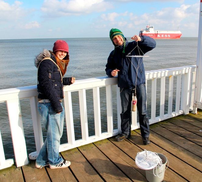 Julia Schnetzer and Dr. Ivaylo Kostadinov bei den Vorberitungen für die Secchi-Tiefenmessung für das Bürgerwissenschaftler-Projekt und Smartphone-App. (Bild: Prof. Dr. Frank Oliver Glöckner)