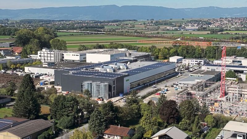 Im Vordergrund der Neubau der Wago Contact SA in Domdidier, im Hintergrund die bestehenden Gebäudeteile. (Bild: Wago)