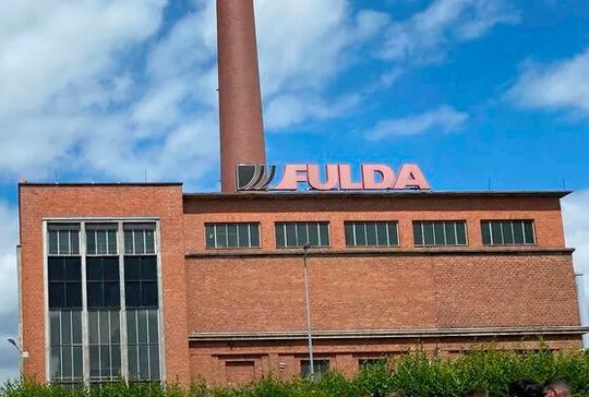 Keine fröhliche Vorweihnachtszeit für Fulda! Denn der Reifenhersteller Goodyear beabsichtigt das Fuldaer Werk zu schließen, wie die dpa jetzt meldet. Nun bangen über 1.000 Beschäftigte um ihre Jobs. Lesen Sie hier, was man vorhat ... Keine fröhliche Vorweihnachtszeit für Fulda! Denn der Reifenhersteller Goodyear beabsichtigt das Fuldaer Werk zu schließen, wie die dpa jetzt meldet. Nun bangen über 1.000 Beschäftigte um ihre Jobs. Lesen Sie hier, was man vorhat ...