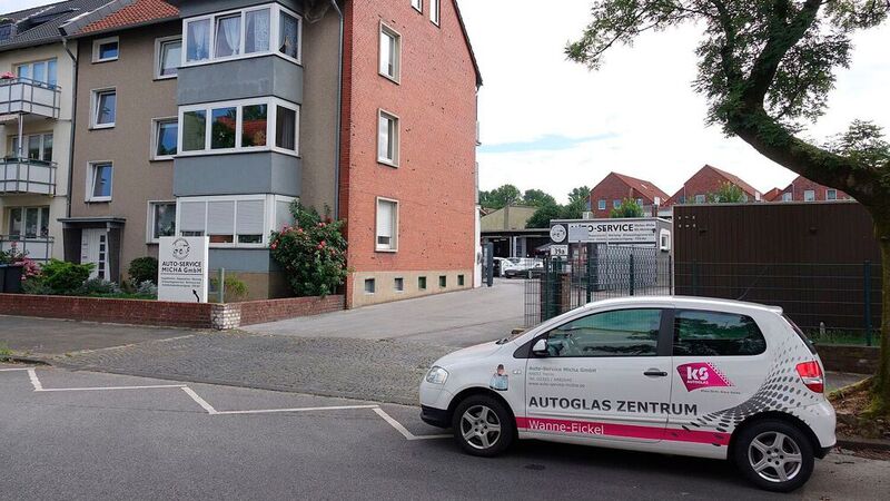 Hinter einem Wohngebäude liegt das Betriebsgelände von Auto-Service Micha in Herne. (Bild: Rosenow/»kfz-betrieb«)