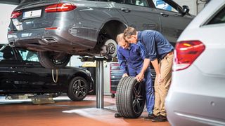 Der alljährliche Reifenwechsel bietet Autohäusern die Gelegenheit, Zusatzgeschäfte zu generieren. Diese sollten sie nutzen, rät der ZDK. (Bild: Promotor)