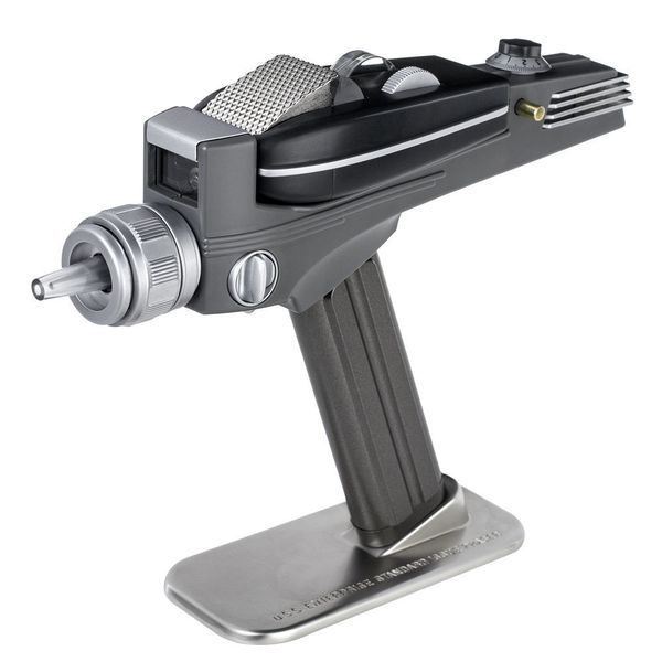 Der Abstand zwischen Sofa und Fernseher, unendliche Weiten. Der wahre Trekkie nutzt dafür die Star-Trek-Phaser-Fernbedienung. Die funktioniert ähnlich wie eine Universalfernbedienung... (Get Digital)
