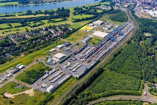 Duisport meldet gleich zwei positive Entwicklungen. Zum einen gründet man mit Samskip und TX Logistik eine gemeinsame Betreibergesellschaft mit Blick auf das KV-Terminal auf Logport III (Bild). Und zum anderen sind die Geschäftszahlen von Duisport erfreulich. Duisport meldet gleich zwei positive Entwicklungen. Zum einen gründet man mit Samskip und TX Logistik eine gemeinsame Betreibergesellschaft mit Blick auf das KV-Terminal auf Logport III (Bild). Und zum anderen sind die Geschäftszahlen von Duisport erfreulich.