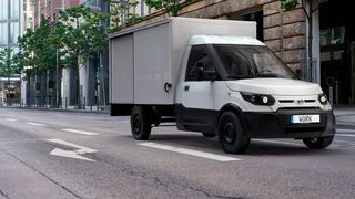 Kommt mit mehr Platz für bis zu vier Europaletten und jeder Menge Extras daher: der neue, frontgetriebene Streetscooter „WORK L“ mit 68 kW (92 PS) und einer Höchstgeschwindigkeit von 120 km/h. (DPDHL)