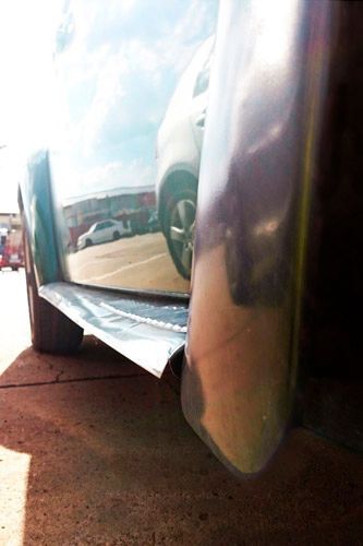 Wohin das originale Trittbrett dieses Käfers verschwand, ist nicht überliefert. Möglicherweise ist es in den vergangenen Jahrzehnten dem Lochfraß zum Opfer gefallen. Die selbstgebaute, scharfkantige Neukonstruktion hat allerdings mehr von einer Waffe als von einem Zierteil. (Foto: KÜS)