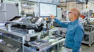 Das Multitouch-Control-Panel CP3921 bietet eine übersichtliche Bedienoberfläche (hier für Dan Distefano) und macht durch die Tastererweiterung u. a. mit einem Not-Halt-Schalter zusätzliche Feldverdrahtungen überflüssig. (Bild: Beckhoff Automation)