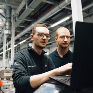 iXi generiert aus einer einfachen Zielbeschreibung selbstständig den passenden Steuerungscode - on der Antriebs-Parametrierung bis zur Dokumentation.(Bild:  Bosch)