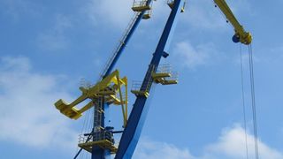 Das Automatisierungssystem PSS 4000 von Pilz steuert und überwacht im Hafen Wismar einen so genannten Portalwippkran. (Pilz)